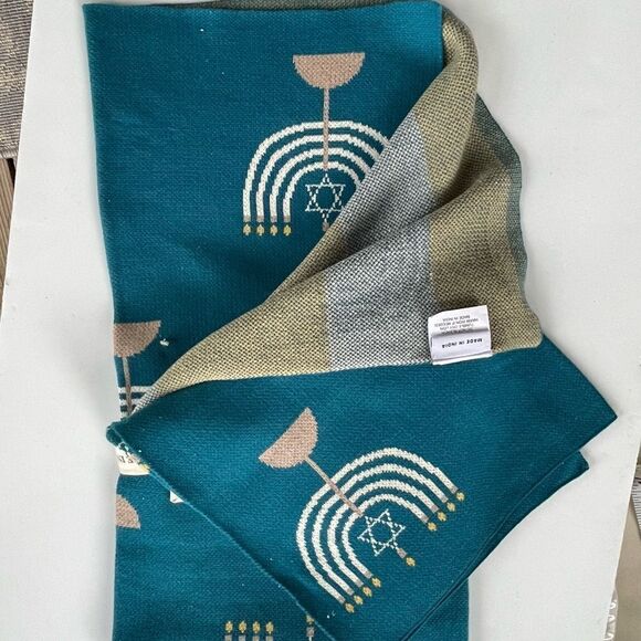 HANUKKAH Blue & Ivory Knit Reversible Baby Blanket and Bib Set NWT - Picture 11 of 12